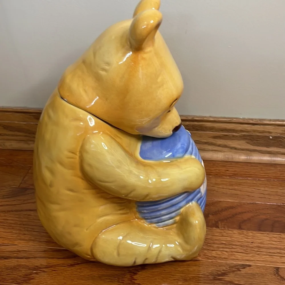WINNIE‎ THE POOH Ceramic Cookie Jar. Vintage
